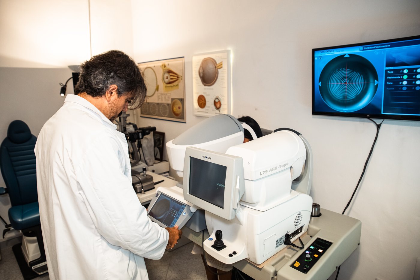 Esame della vista con strumentazione ottica in studio